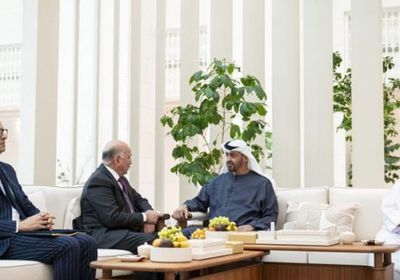 محمد بن زايد يتسلم دعوة لحضور القمة العربية في بغداد