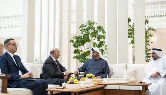 محمد بن زايد يتسلم دعوة لحضور القمة العربية في بغداد