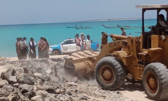 حملة إزالة للعشوائيات في بئر علي بمديرية رضوم