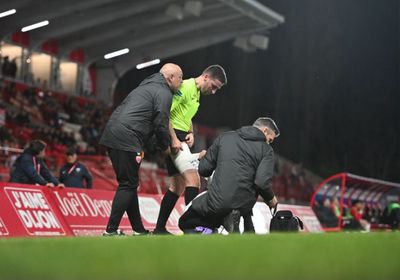 توقف مباراة بالدوري الفرنسي بعد إلقاء غرض على حكم مساعد