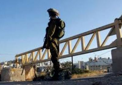 قوات الاحتلال تغلق المدخل الغربي لقرية المنية ببيت لحم