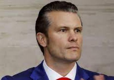 شومر يدعو لإقالة وزير الدفاع الأمريكي من منصبه