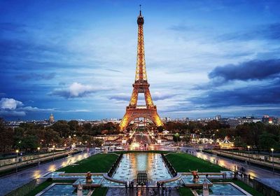 إطفاء برج إيفل مساء الاثنين تكريمًا لذكرى البابا