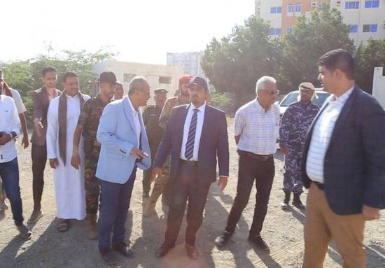 محافظ حضرموت يتفقد عددا من المشاريع التنموية في المكلا