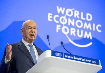 مؤسس المنتدى الاقتصادي العالمي يتنحى عن رئاسة مجلس أمنائه