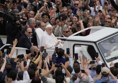 ملك بريطانيا يرسل تعازيه للفاتيكان بعد وفاة البابا فرنسيس