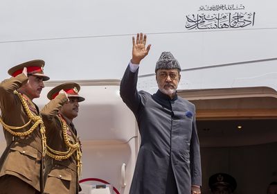 سلطان عمان يصل إلى موسكو