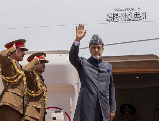 سلطان عمان يصل إلى موسكو