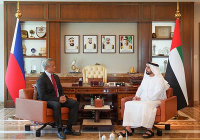 سيف بن زايد يلتقي وزير الداخلية الفلبيني في أبوظبي