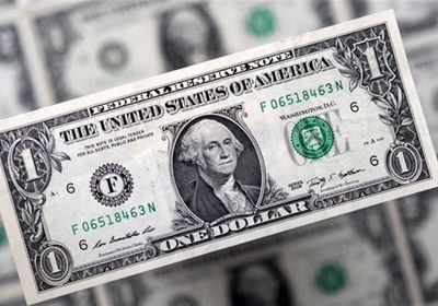 انخفاض سعر الدولار ليقترب من أدنى مستوى