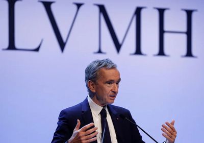 رئيس LVMH يحذر من تأثير الرسوم الأمريكية على النمو