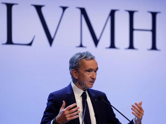 رئيس LVMH يحذر من تأثير الرسوم الأمريكية على النمو
