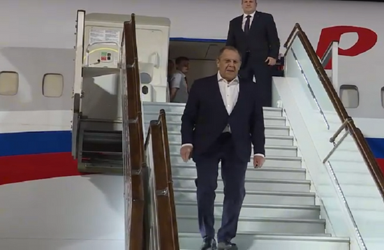 في زيارة رسمية.. وزير الخارجية الروسي يصل أوزبكستان