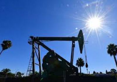 النفط يرتفع 1% ليواصل تحقيق مكاسبه