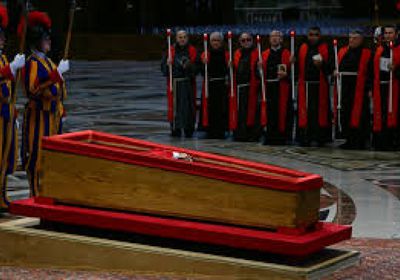 الآلاف يتقاطرون إلى بازيليك القديس بطرس لوداع البابا فرنسيس