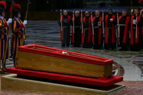 الآلاف يتقاطرون إلى بازيليك القديس بطرس لوداع البابا فرنسيس