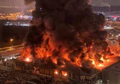 اندلاع حريق خارج مركز للتسوق في موسكو بعد انفجار سيارة