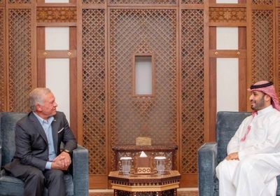 ولي العهد السعودي يستقبل ملك الأردن في قصر السلام