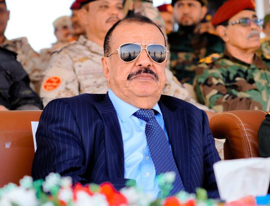 اللواء بن بريك يشهد العرض العسكري المهيب لقوات النخبة الحضرمية