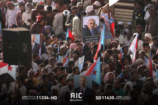 توافد الحشود المشاركة في الفعالية الحاشدة إلى ساحة الحرية