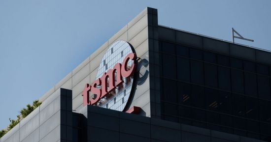 TSMC تنفي إجراء مباحثات مع إنتل لإنتاج الرقائق