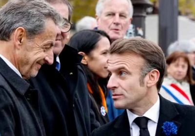 رغم إدانته.. ماكرون يرفض سحب وسام رفيع من ساركوزي