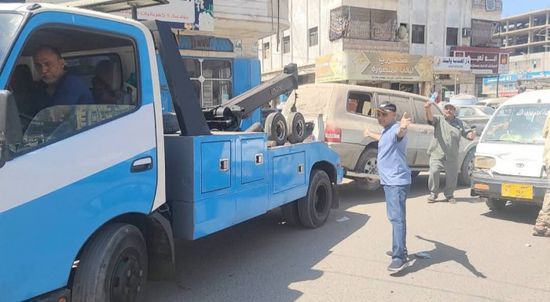 استمرار رفع السيارات المتهالكة من شوارع مدينة المنصورة