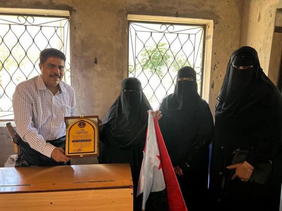 انتقالي حضرموت يكرم المناضلة "أم هارون"