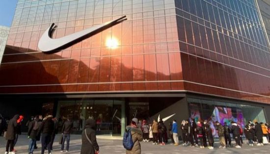 مستثمرون يقاضون نايكي بسبب خسائر بعد إغلاق مفاجئ لوحدة الرموز الرقمية