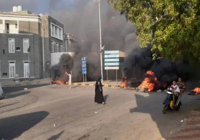 متظاهرون في محيط "معاشيق" يطالبون بتغيير الحكومة
