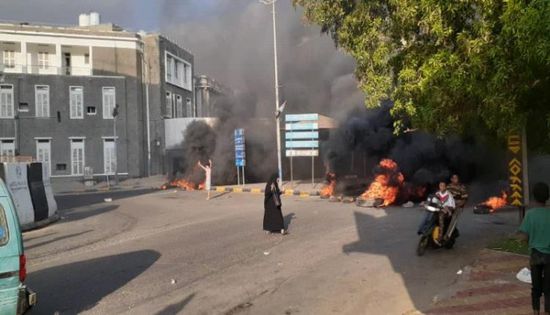 متظاهرون في محيط "معاشيق" يطالبون بتغيير الحكومة