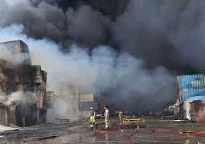 استمرار الحريق جراء الانفجار الضخم في مرفأ رئيسي في إيران