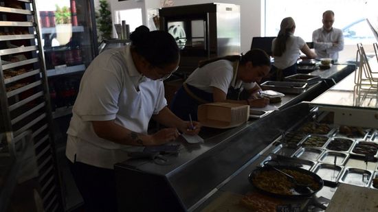 التيار الكهربائي يعود إلى بعض المناطق بإسبانيا