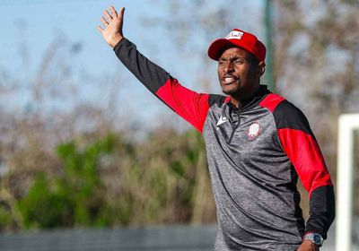 الوداد المغربي يقيل مدربه الجنوب إفريقي رولاني موكوينا