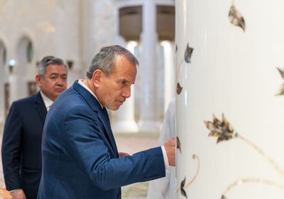 وزير خارجية بيرو يزور جامع الشيخ زايد الكبير في أبوظبي