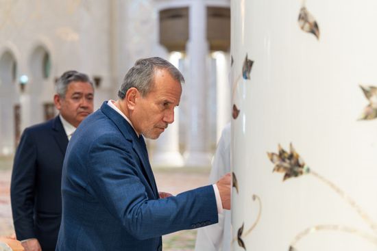 وزير خارجية بيرو يزور جامع الشيخ زايد الكبير في أبوظبي