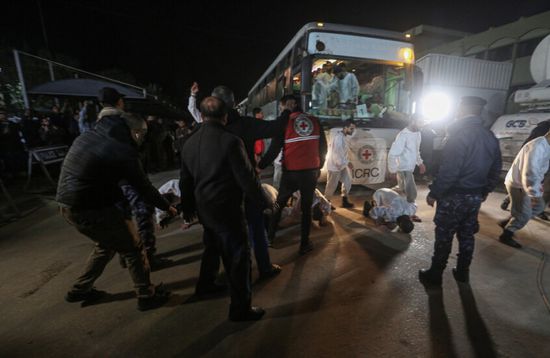 السلطات الإسرائيلية تفرج عن 10 معتقلين فلسطينيين من غزة