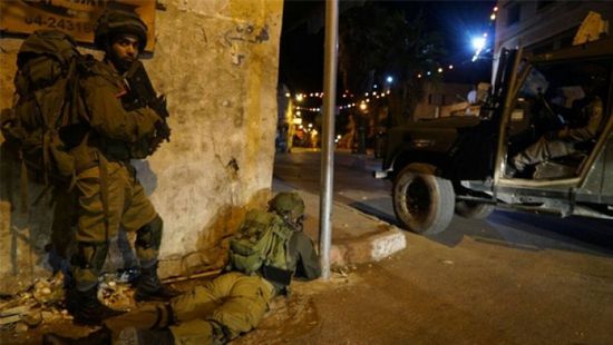 قوات الاحتلال تقتحم ساحة الحرم الإبراهيمي بالخليل