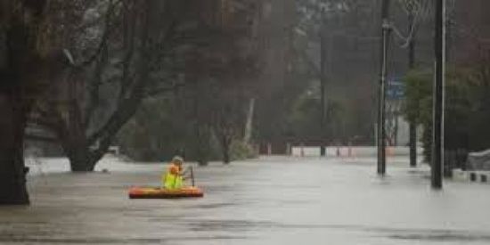 طقس عاصف في نيوزيلندا يعطل رحلات الطيران ويغلق المدارس