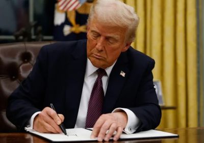 الرئيس الأمريكي يهدد بعدم حضور قمة الناتو