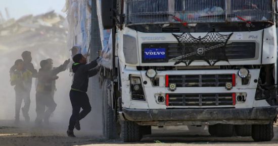 الرئاسة الفلسطينية تتهم حماس بالسطو على مخازن المساعدات في غزة&lrm;