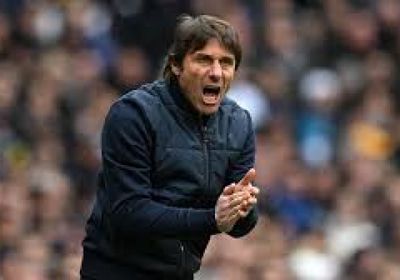 كونتي يثني على تطور مكتوميناي خلال مساعي نابولي للقب الدوري