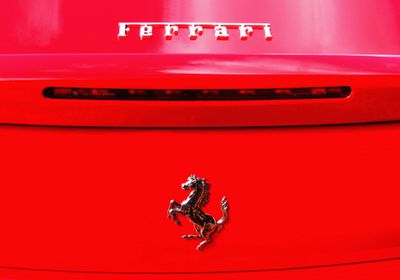 "فيراري" تنفي شراء مكونات من الصين قبل إطلاق سيارتها الكهربائية