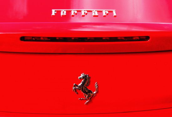 "فيراري" تنفي شراء مكونات من الصين قبل إطلاق سيارتها الكهربائية