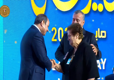 بعد رسالة مؤثرة.. السيسي يمنح سيدة لبنانية نوط الامتياز من الطبقة الثانية