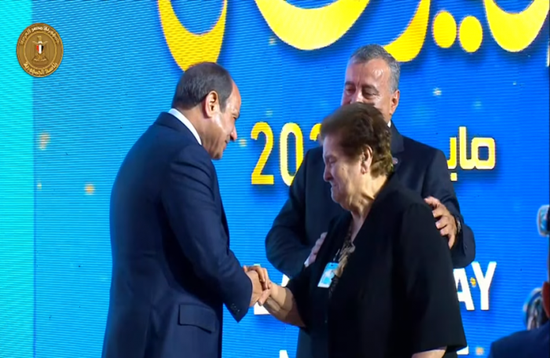 بعد رسالة مؤثرة.. السيسي يمنح سيدة لبنانية نوط الامتياز من الطبقة الثانية