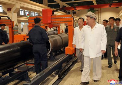 زعيم كوريا الشمالية يتفقد مصنعًا مهمًا للدبابات