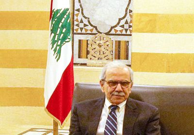 رئيس الوزراء اللبناني يشيد برفع الإمارات قرار حظر السفر