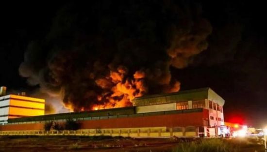 اندلاع حريق ضخم بمنطقة صناعية في إيران