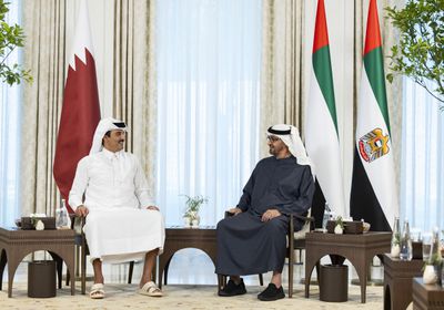 رئيس الإمارات وأمير قطر يبحثان العلاقات الثنائية في أبوظبي